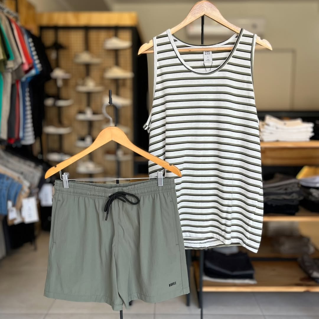 Detalhe de roupas masculinas casuais